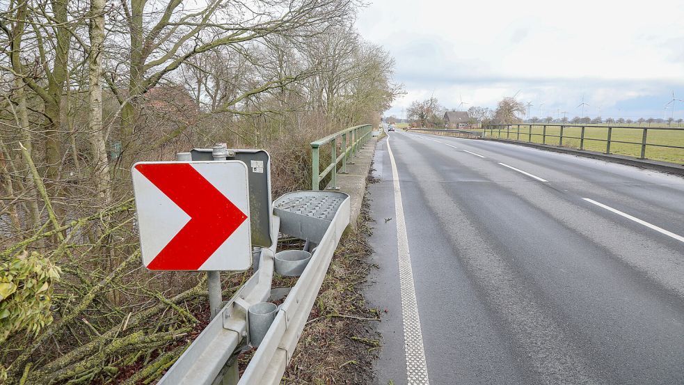 Auf der Brücke über das Fehntjer Tief ist kein Platz mehr für einen Radweg. Dafür müssen die Planer eine Lösung finden. Foto: Romuald Banik