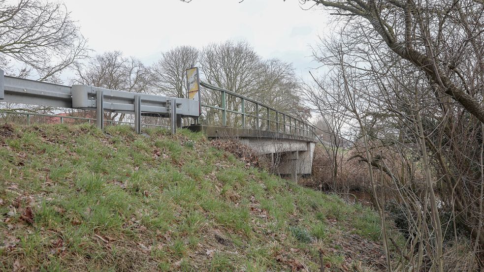 So sieht die Brücke übers Fehntjer Tief von der Seite aus. Foto: Romuald Banik