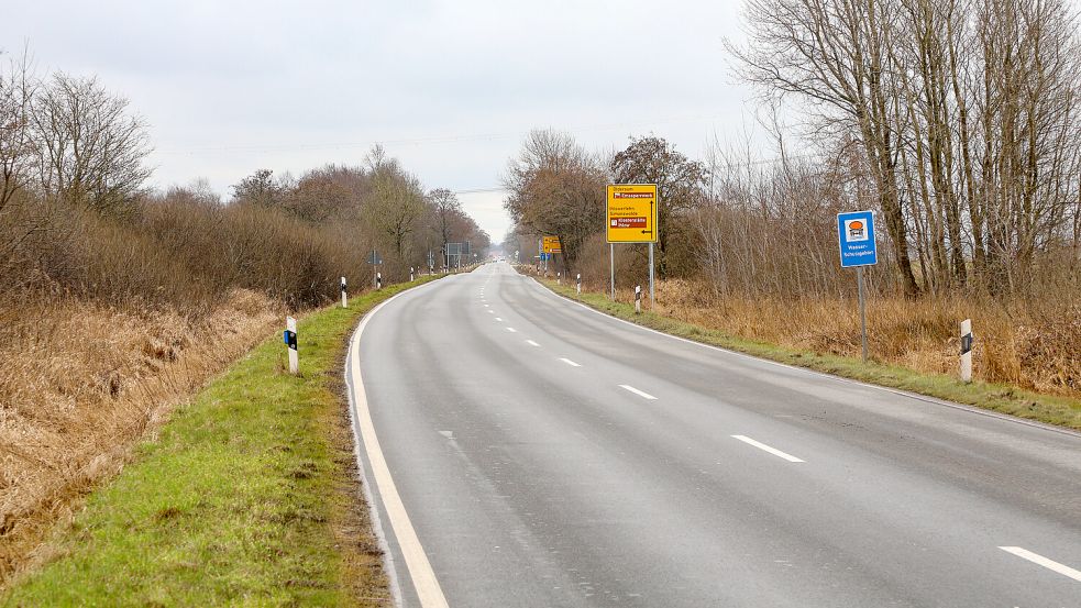 Links und rechts der Straße verlaufen Gräben. Foto: Romuald Banik