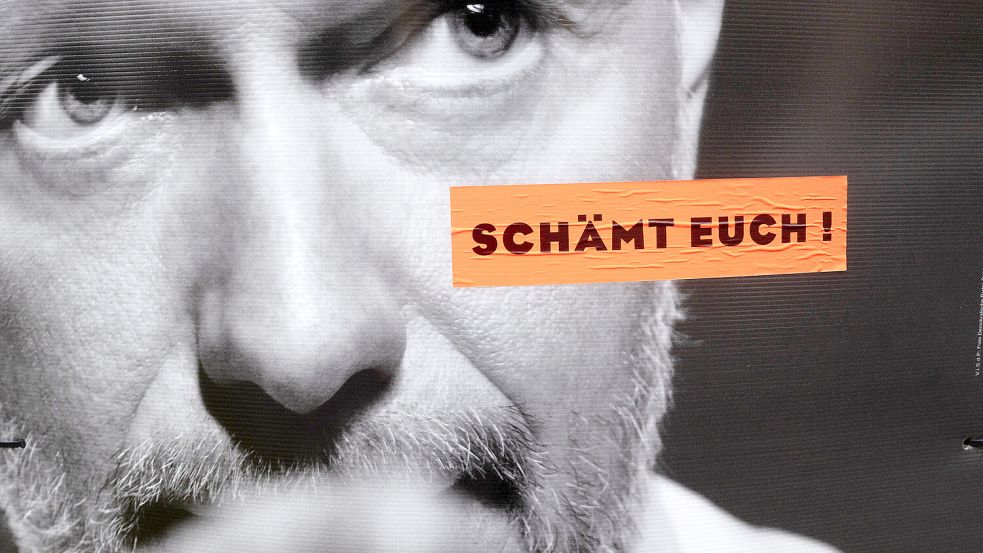 Noch hängen sie: Wahlplakate der FDP, jetzt mancherorts mit „Extra-Auflkleber“. Foto: dpa/Marijan Murat