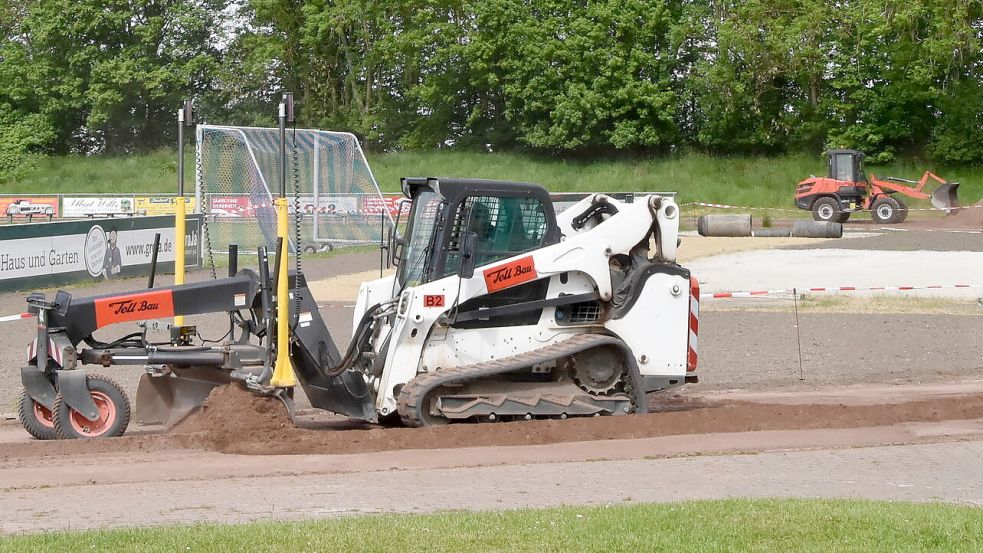 Die Firma Tell Bau ist häufiger im Brookmerland tätig. Hier im Mai 2023 bei Ausbesserungsarbeiten auf dem Sportplatz in Upgant-Schott. Foto: Thomas Dirks
