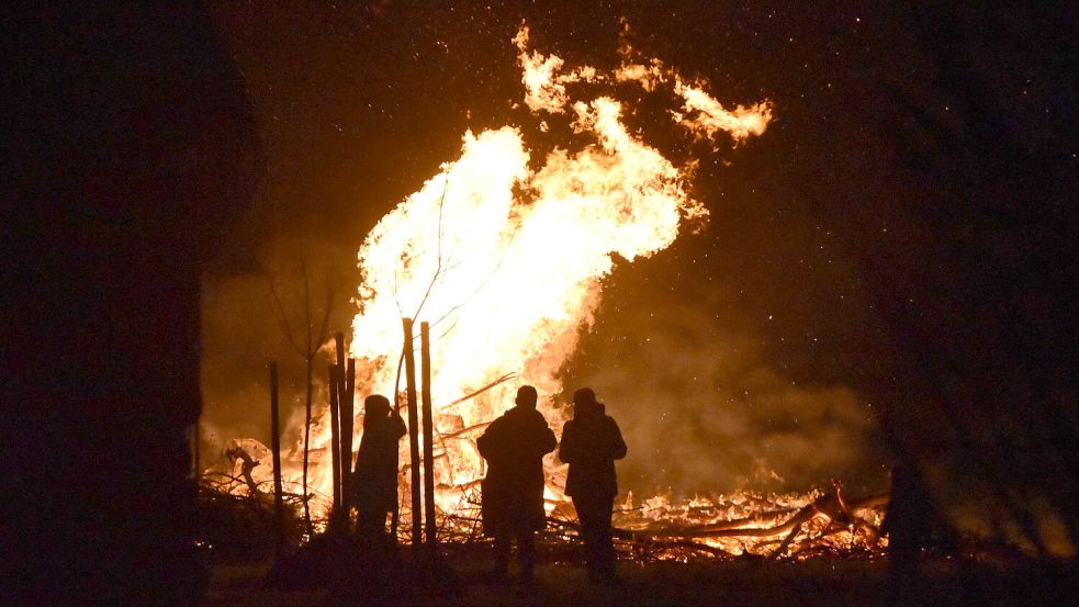 Geplante Osterfeuer im Brookmerland, wie hier im vergangenen Jahr in Osteel, müssen bis zum 9. April bei der Samtgemeinde angemeldet werden. Foto: Sarah Dirks