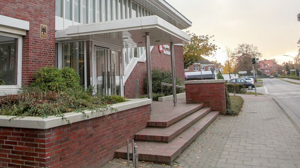 Eingang der Geschäftsstelle der Agentur für Arbeit in Aurich. Foto: Romuald Banik