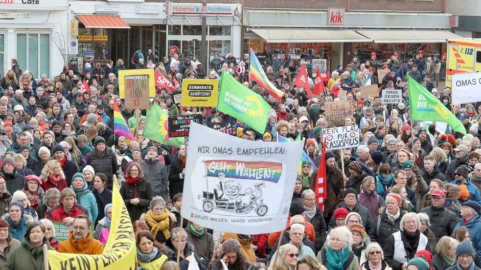 Mehr als 2000 Menschen demonstrierten am 31. Januar in Aurich für „Demokratie, Vielfalt, Menschenrechte und Solidarität“. Zu sehen waren auch AfD- und CDU-kritische Plakate sowie Flaggen von SPD, Grünen und Linken.Fotos: Romuald Banik