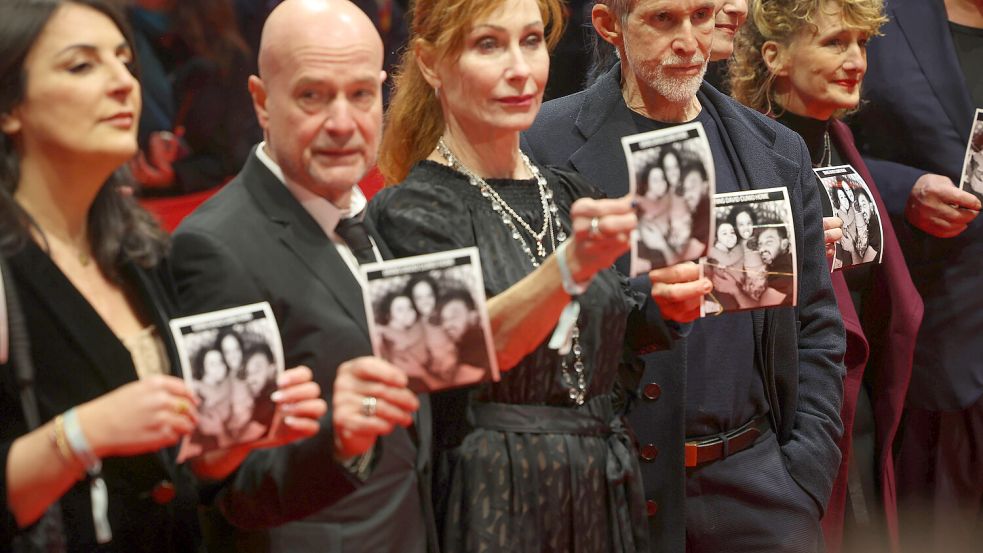 Seltene Geste im Kulturbetrieb: Die Schauspieler Christian Berkel , Andrea Sawatzki, Ulrich Matthes, Martina Gedeck und Tricia Tuttle erinnern zur Eröffnung 75. Internatonalen Filmfestspiele Berlin an das Schicksal der in Gaza festgehaltenen israelischen Geiseln. Foto: imago/Eventpress