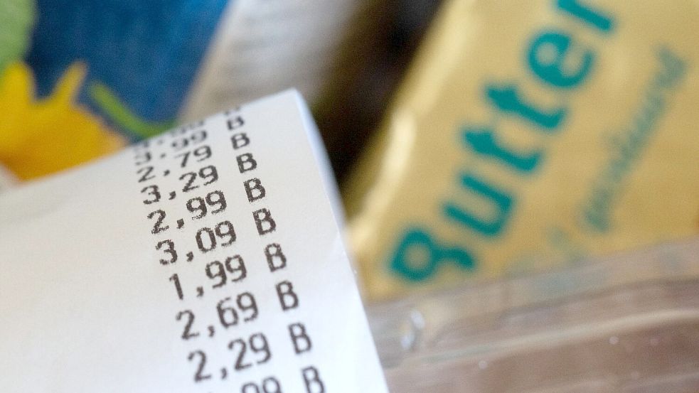 Beim Lebensmittelkauf ist von sinkender Inflation nichts zu spüren. Foto: Hendrik Schmidt/dpa