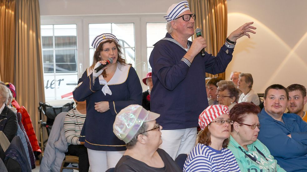 Das Duo Leuchtfeuer, Gastgeber des Schlagerfrühlings, ging bei seiem Auftritt durch die Reihen des Publikums. Foto: Helmut Vortanz