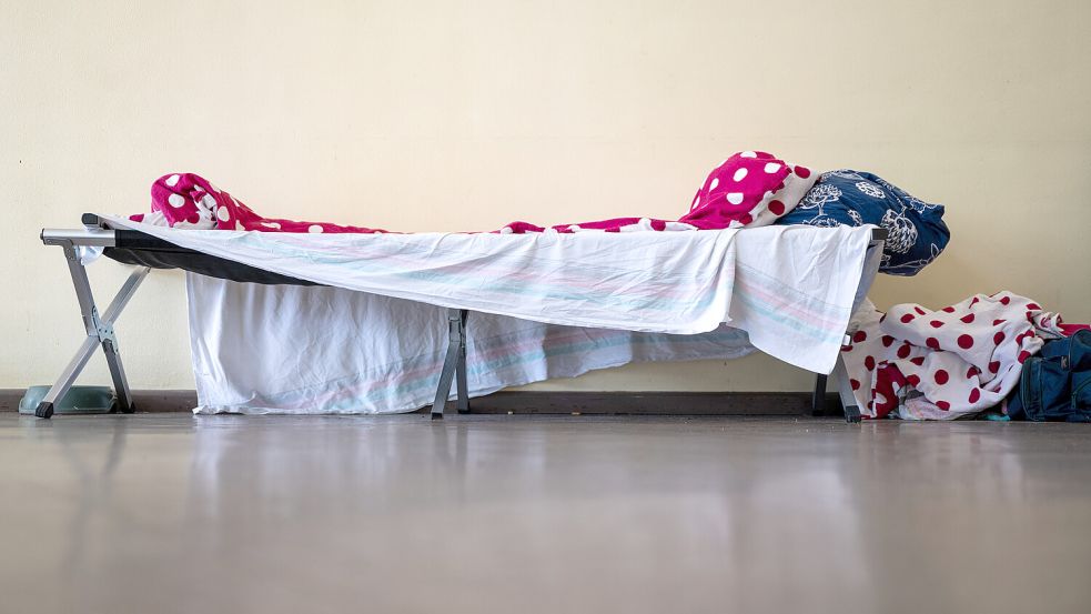Ein Bett in einer sogenannten Kältehilfe-Notübernachtung in Berlin. In Niedersachsen will die rot-grüne Koalition Betroffenen mehr Wohnraum zur Verfügung stellen. Foto: DPA/Monika Skolimowska