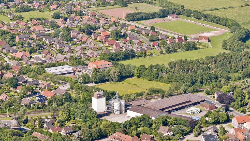 Das Sportzentrum in Upgant-Schott (hier ein Luftbild von 2011) entstand Mitte der 1970er Jahre und wurde in den folgenden Jahrzehnten erweitert. Foto: Claus Schüssler