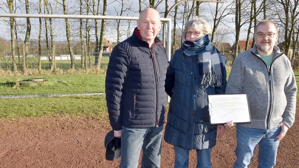 Die Initiatoren des Bürgerbegehrens für den Erhalt des Sportplatzes in Upgant-Schott: Claus-Dieter Freimuth (von links), Hanna Barkhoff, Jens Albowitz. Foto: Thomas Dirks