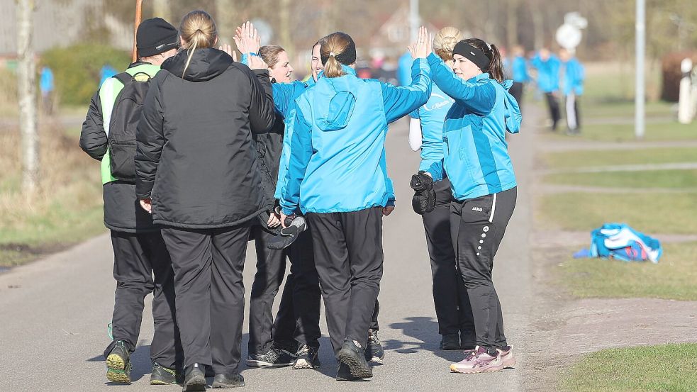 Die Rahester Holzwerferinnen bejubeln den dritten Wurfgewinn. Mit dem Sieg gegen Dietrichsfeld sprang „Ostfrisia“ auf Platz zwei. Foto: Wilfried Gronewold