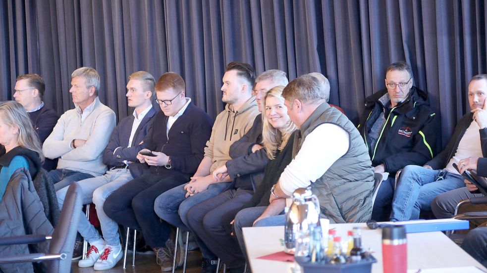 Zahlreiche Unternehmer waren am Donnerstag in den Ratssaal gekommen, um Position gegen die Regenwassergebühr zu beziehen. Foto: Romuald Banik