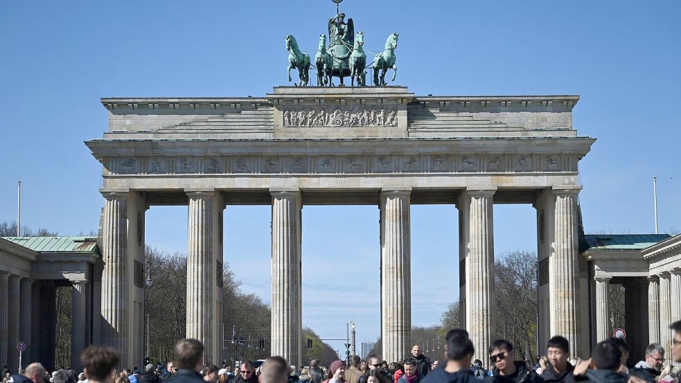 Das Brandenburger Tor gehört zu den Sehenswürdigkeiten der deutschen Hauptstadt. (Archivbild) Foto: Jonathan Penschek/dpa