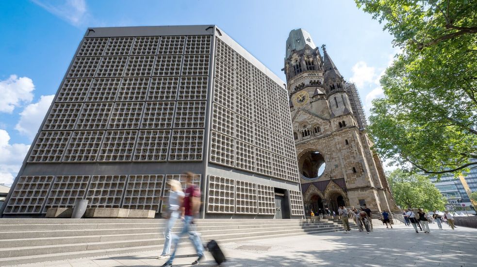 In Berlin gibt es viele Erinnerungen an die Geschichte, wie etwa hier an der Kaiser-Wilhelm-Gedächtniskirche in der City West in Charlottenburg. (Archivbild) Foto: Monika Skolimowska/dpa