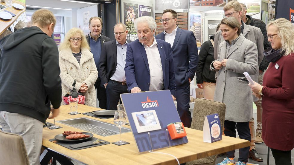 Rundgang durch die Ausstellung mit Landschaftspräsident Rico Mecklenburg (Mitte) und Veranstalterin Karin Thies (rechts am Bildrand). Foto: Helmut Vortanz