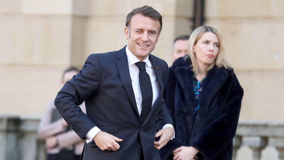 Emmanuel Macron auf dem Weg zum Ukraine-Sondergipfel in London. Foto: DPA/Toby Melville