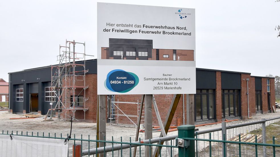 Das neue Feuerwehrgerätehaus am Adeweg in Osteel nimmt Form an und soll in wenigen Monaten betriebsbereit sein. Foto: Thomas Dirks