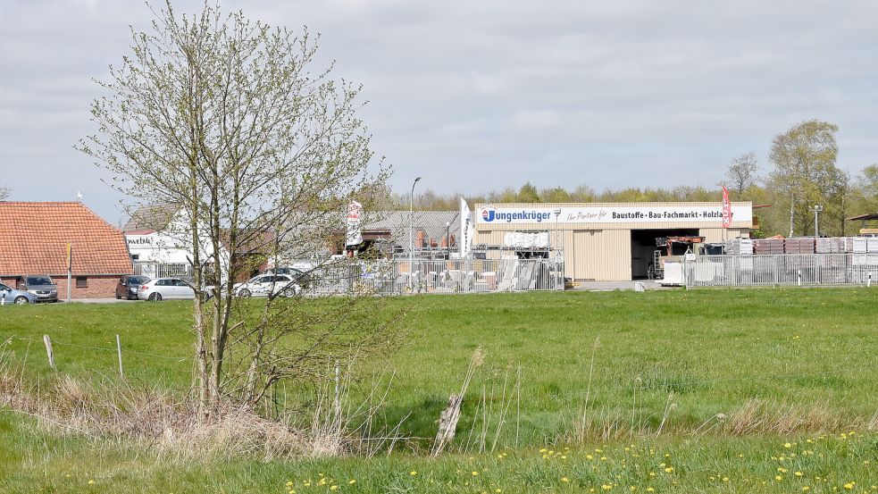 Auf dieser Fläche an der Kirchstraße gegenüber der Baustoffhandlung Jungenkrüger soll das neue Marienhafer Feuerwehrhaus gebaut werden. Foto: Thomas Dirks