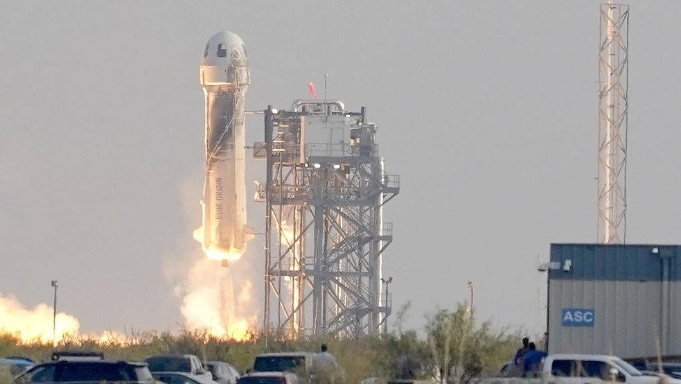 Es muss jetzt schon der Weltraum sein: Lauren Sanchez, Partnerin von Jeff Bezos, hat Katy Perry zu einem Kurztrip ins All eingeladen. Bald sitzen sie auch in einer Rakete, wie die „New-Shepard“ von Blue Origin. Foto: dpa/AP/Tony Gutierrez