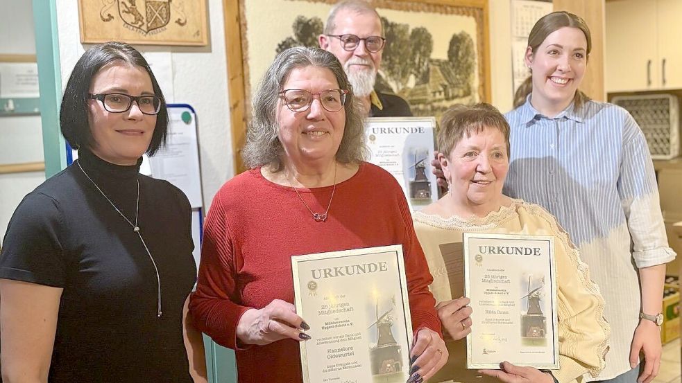 Tanja Luitjens (links) und Tomma Berge (rechts) ehrten Hannelore Oldewurtel (von links), Reinhard Oldewurtel und Hilda Ihnen für 25-jährige Mitgliedschaft. Foto: privat