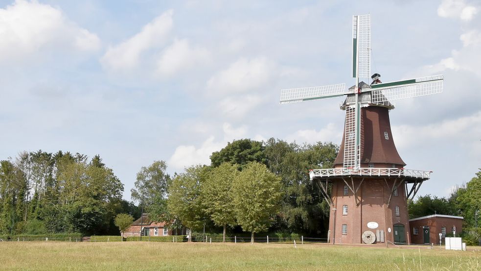 Die Sterrenberg-Mühle und das kleine Müllerknechthaus (links) gehören der Gemeinde Upgant-Schott. Foto: Thomas Dirks