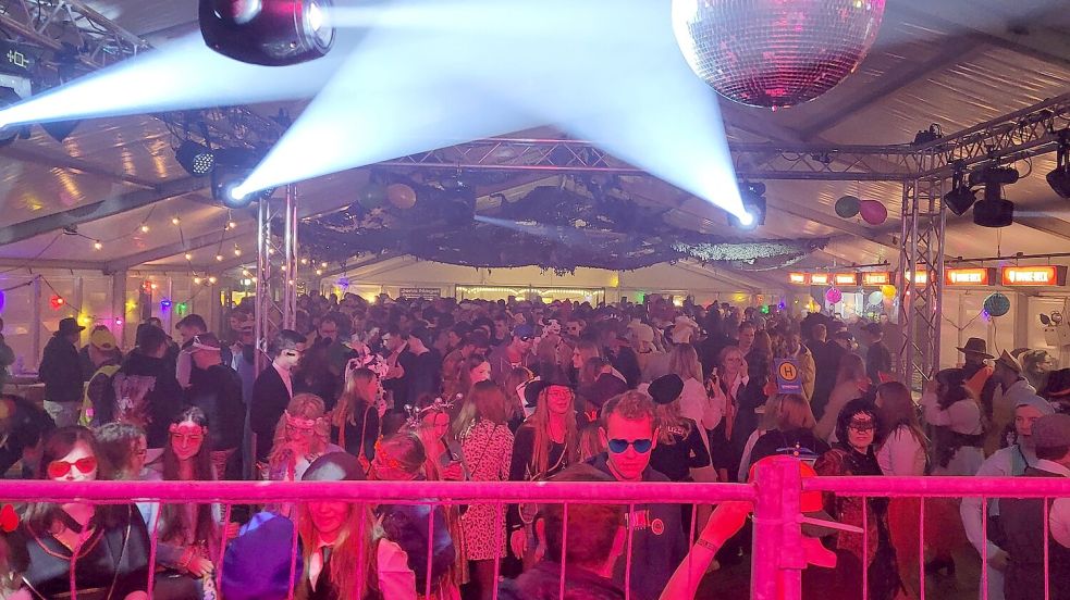 Volles Haus: rund zwei Tausend Menschen feiern jährlich bei der Traditionsveranstaltung Cassis Karneval. Foto: Landjugend Moormerland
