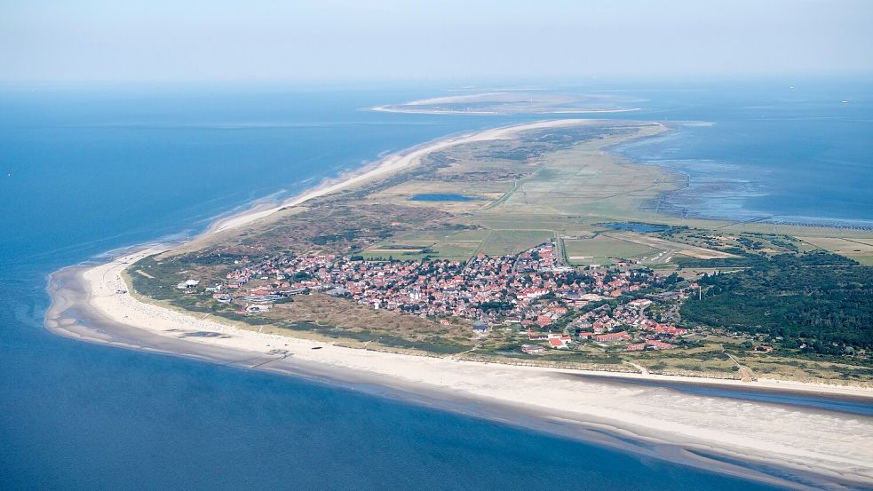 Langeoog mit dem kleinen Inseldorf im Vordergrund. Foto: dpa