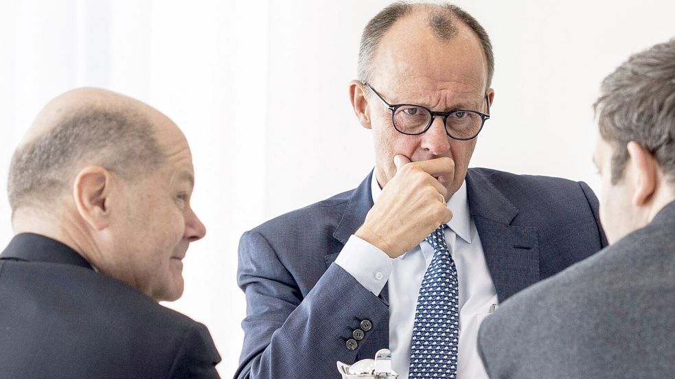 Schon vor Amtsantritt unter Druck: Friedrich Merz (CDU) beim Sondierungsgespräch mit Noch-Kanzler Olaf Scholz und Lars Klingbeil (beide SPD). Foto: Bundesregierung
