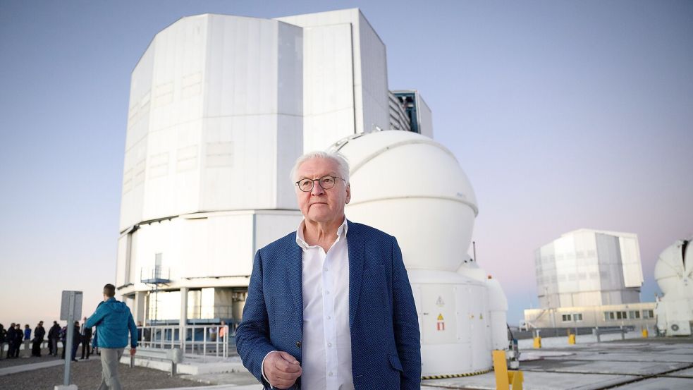 Bundespräsident Frank-Walter Steinmeier kann sich für Weltraumtechnik begeistern. Foto: Bernd von Jutrczenka/dpa
