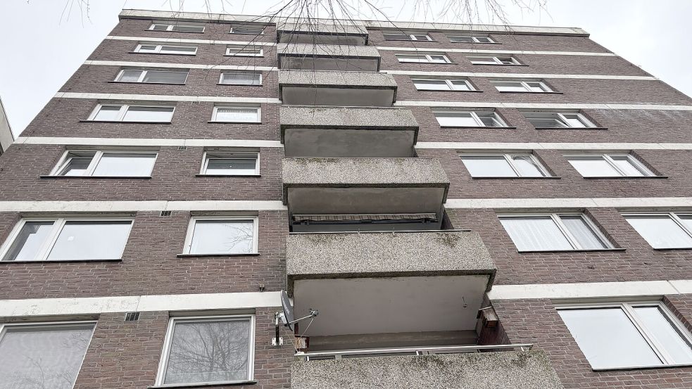 Wer nicht laufen kann, hat ein Problem die oberen Stockwerke am Jan-ten-Doornkaat-Koolmann-Platz zu erreichen oder von dort hinunter zu kommen. Foto: Rebecca Kresse