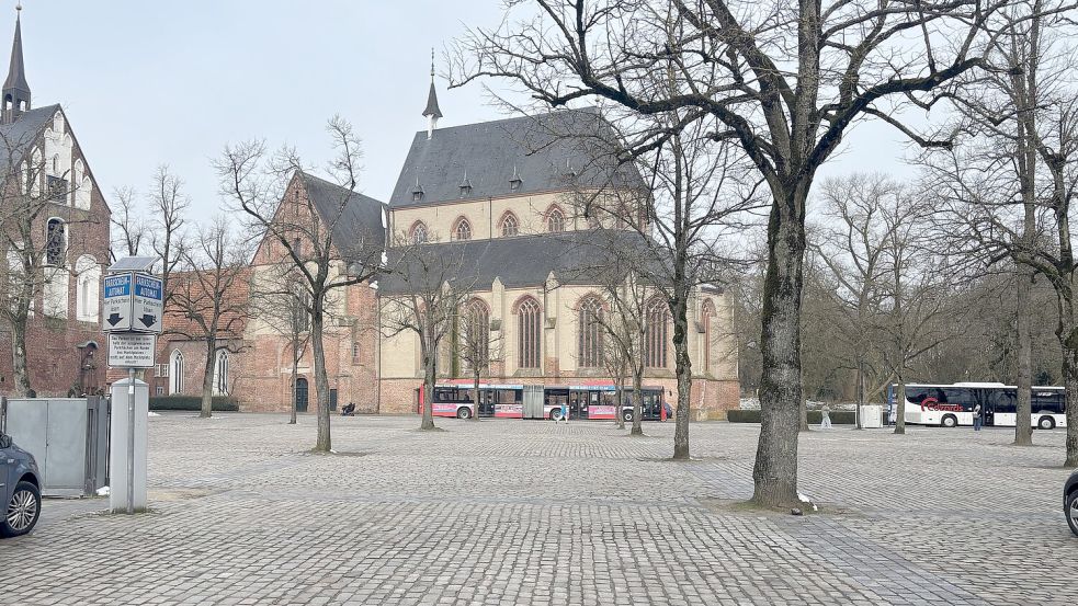 Im hinteren Bereich, dem Beestmarkt, gibt es noch gar keine Sicherung. Im Gegenteil: Zwischen den Bäumen ist so viel Platz, dass Autos dort problemlos auf den Marktplatz fahren können. Foto: Rebecca Kresse