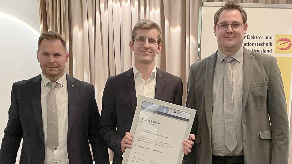 Volker Bohlen (Mitte) erhielt die Ehrenurkunde für gute Leistungen. Ihm gratulierten Obermeister Klaus Freese (links) und Innungsvorstand Benjamin Zitting. Foto: Kreishandwerkerschaft