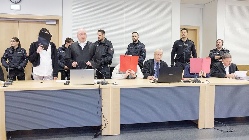 Drei Männer und eine Frau sind vor dem Landgericht Osnabrück zu mehrjährigen Haftstrafen verurteilt worden, weil sie eine 17-Jährige gefesselt, lebensgefährlich verletzt und bewusstlos in die Ems geworfen haben. (Archivfoto) Foto: Friso Gentsch/dpa