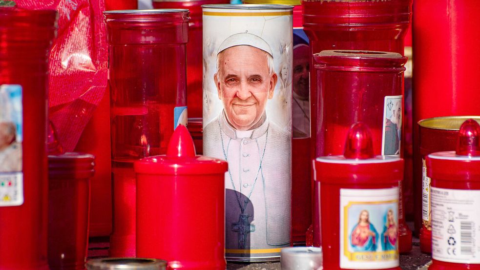 Katholiken haben in Rom Blumen und Kerzen für den erkrankten Papst Franziskus niedergelegt. Mit seinen 88 Jahren ist er der zweitälteste Papst in der Geschichte. Aber warum sind Päpste eigentlich immer so alt? Foto: Imago/ZUMA Press Wire