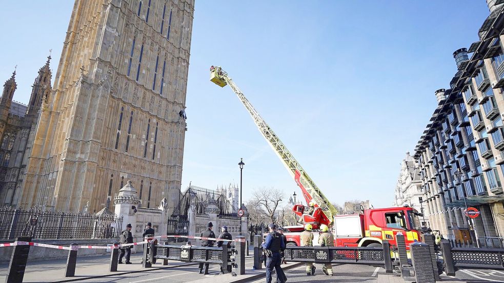 Großeinsatz in London: Ein Mann ist auf den Turm mit der Glocke Big Ben geklettert. Foto: James Manning/PA/AP/dpa