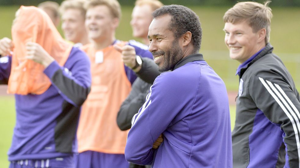 Beim VfL Osnabrück waren sie einst Trainerkollegen, am Samstag treffen Sie mit ihren heutigen Clubs, dem HSV und Fortuna Düsseldorf, aufeinander: Merlin Polzin und Daniel Thioune (v. re., hier noch zu U19-Zeiten). Foto: Helmut Kemme