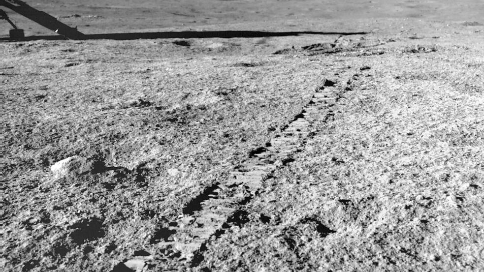 Schon ein paar Zentimeter unter der Mondoberfläche könnte sich Eis befinden. Foto: -/Indian Space Research Organisation/dpa
