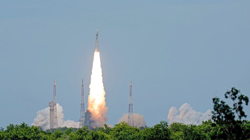 Die indische Mondmission startet mit einer indischen Rakete. (Archivbild) Foto: Aijaz Rahi/AP/dpa