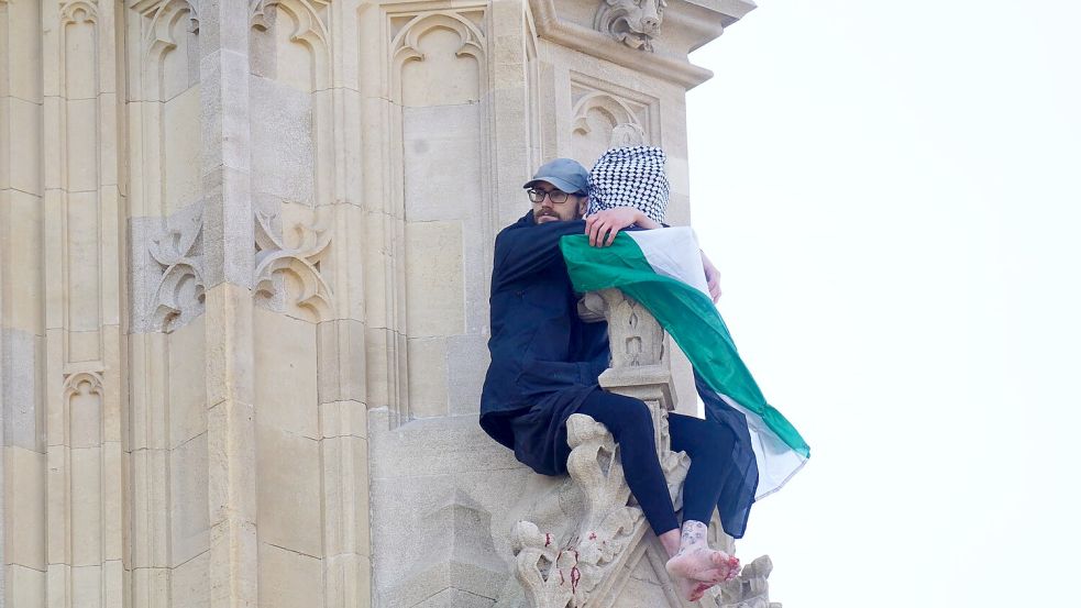 Barfuß war der Mann mit der Flagge auf den Turm geklettert. Foto: James Manning/PA Wire/dpa