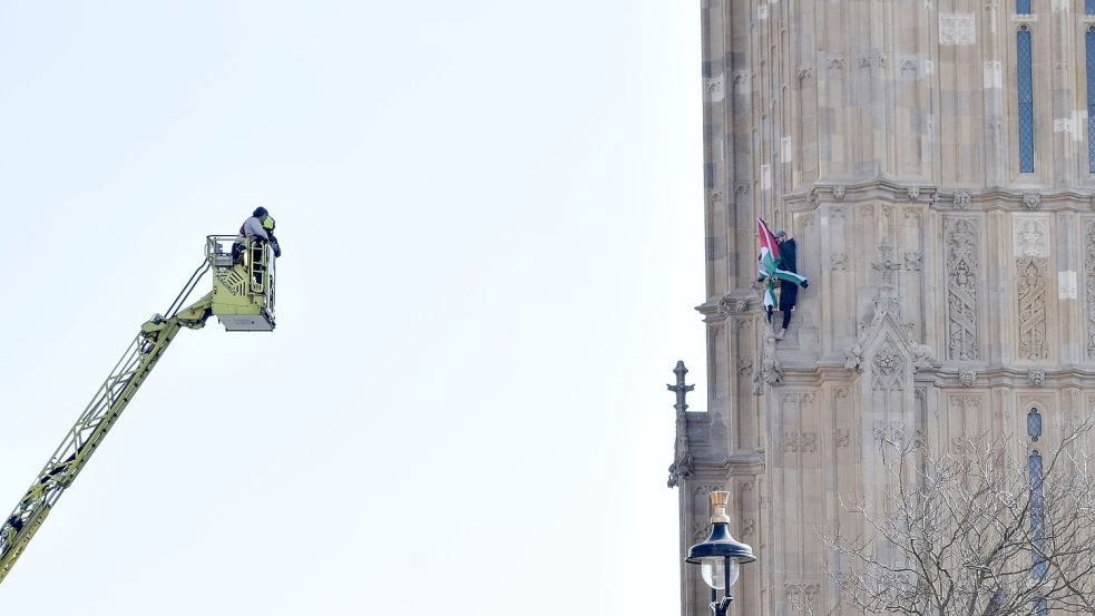 Schon tagsüber hatten Rettungskräfte ihn zum Herunterklettern bringen wollen. Foto: Vuk Valcic/ZUMA Press Wire/dpa