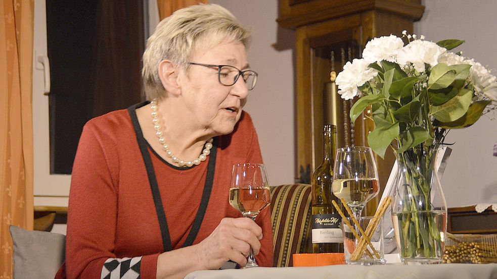 Die Marienhafer Ausnahmeschauspielerin Annegret Redinius bewegt das Publikum in ihrer Rolle als von Erinnerungen und Sehnsüchten geprägte Frau ohne Perspektiven.Foto: Gerd-D. Gauger