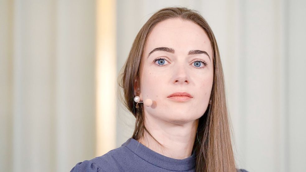 Mehr als 130 Nobelpreisträger haben eine Petition unterschrieben, eingefrorene russische Vermögenswerte für die Ukraine zu verwenden. Sie wurde der Friedensnobelpreisträgerin Oleksandra Matwijtschuk überreicht. Foto: Håkon Mosvold Larsen/NTB/dpa