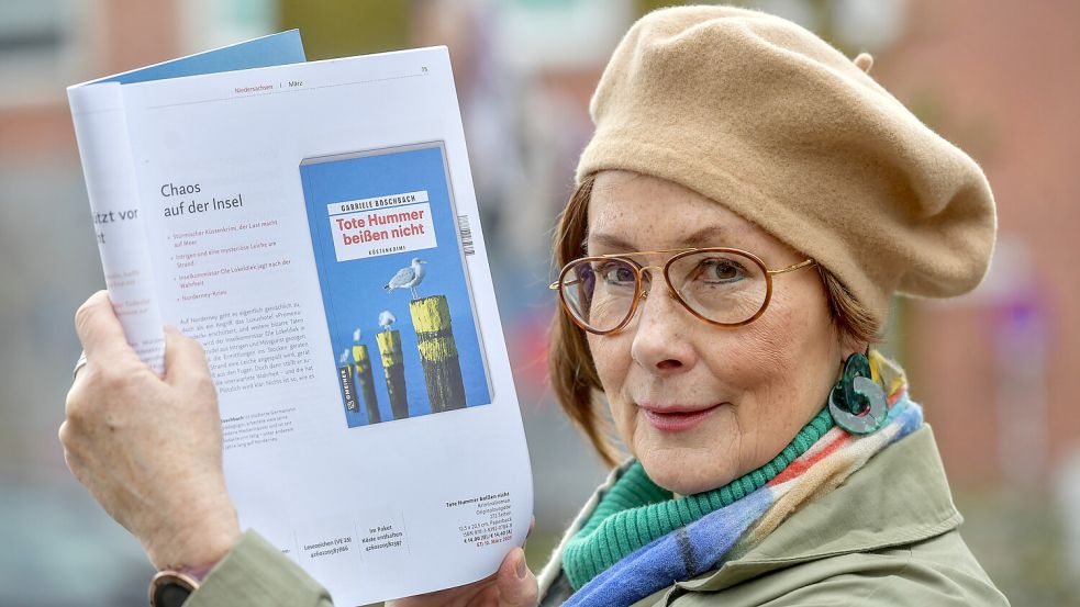 Gabriele Boschbach zeigt den Katalog, in dem ihr Roman „Tote Hummer beißen nicht“ vorgestellt wird. Foto: Ortgies