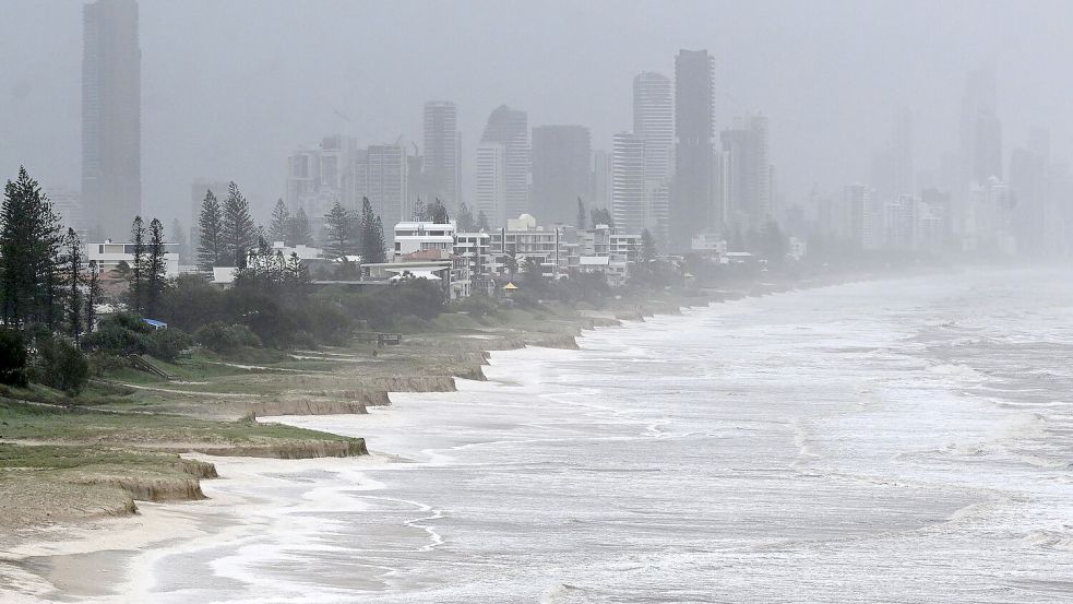 Statt Sandstrand ragen an der Gold Coast stellenweise nun meterhohe „Klippen“ ins Meer. Foto: Dave Hunt/AAP/dpa
