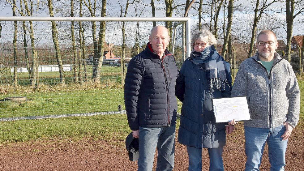 Die Initiatoren des Bürgerbegehrens für den Erhalt des Sportplatzes in Upgant-Schott: Claus-Dieter Freimuth (von links), Hanna Barkhoff, Jens Albowitz. Foto: Thomas Dirks