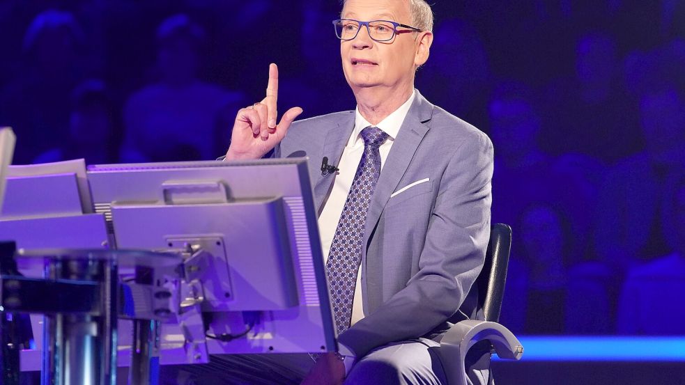 Zwei Zuschauer erlaubten sich am Montagabend einen kleinen Scherz mit „Wer wird Millionär“-Moderator Günther Jauch. Foto: RTL/Stefan Gregorowius