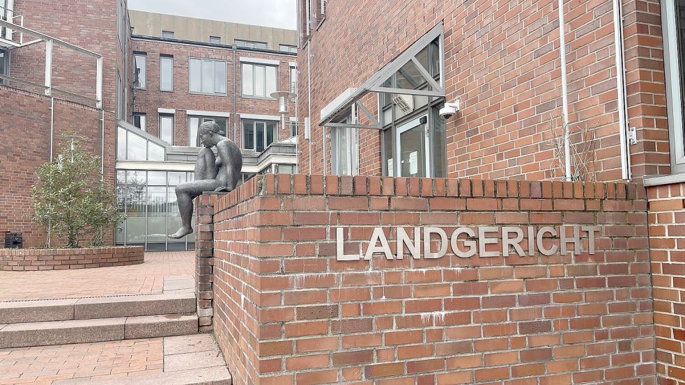 Am Landgericht Itzehoe hat der Prozess wegen des mutmaßlichen Mordes an einem zweijährigen Kind in Wedel begonnen. Foto: Manu Schmickler