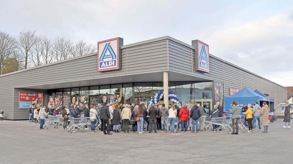 Bereits um 7 Uhr am Donnerstagmorgen standen die ersten Kunden vor dem neuen Aldi-Markt in Marienhafe Schlange. Foto: Thomas Dirks