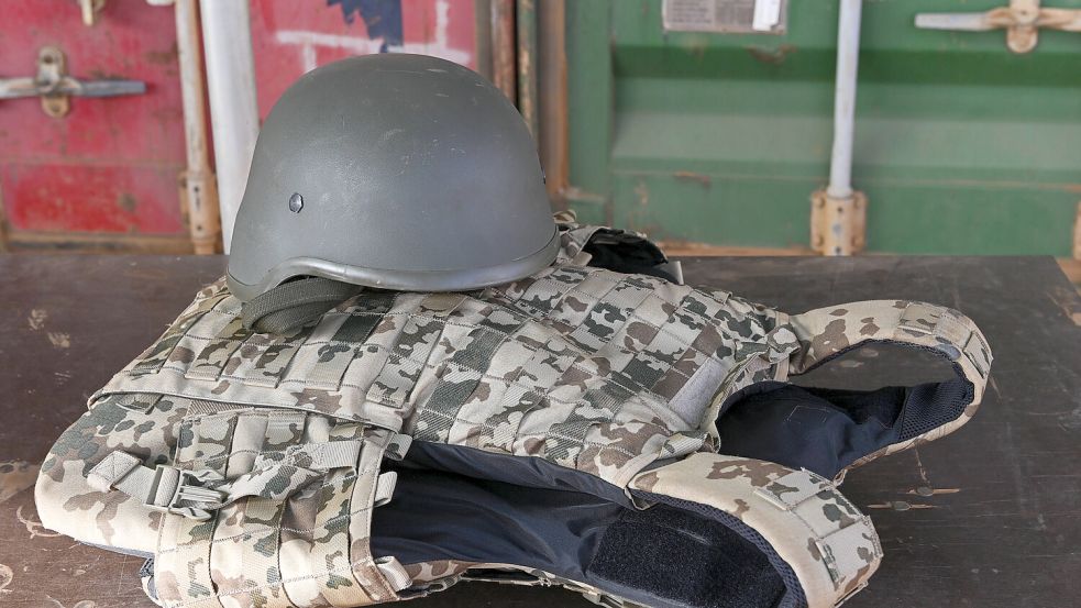 Schusssichere Westen in Camouflage-Optik gibt es jetzt auch beim Discounter Norma. Foto: IMAGO/Joerg Boethling