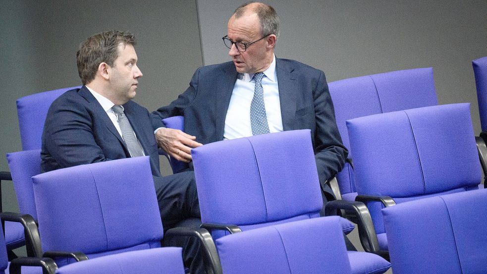 CDU-Chef Friedrich Merz (rechts) und SPD-Chef Lars Klingbeil können mit ihrem geplanten Finanzpaket auf einen ersten Erfolg hoffen: Es gibt wohl eine Einigung mit den Grünen. Foto: dpa/Bernd von Jutrczenka